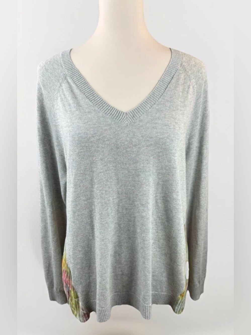 Current Air Anthropologie Gray V-Neck Sweater Subtle Multicolor Accent